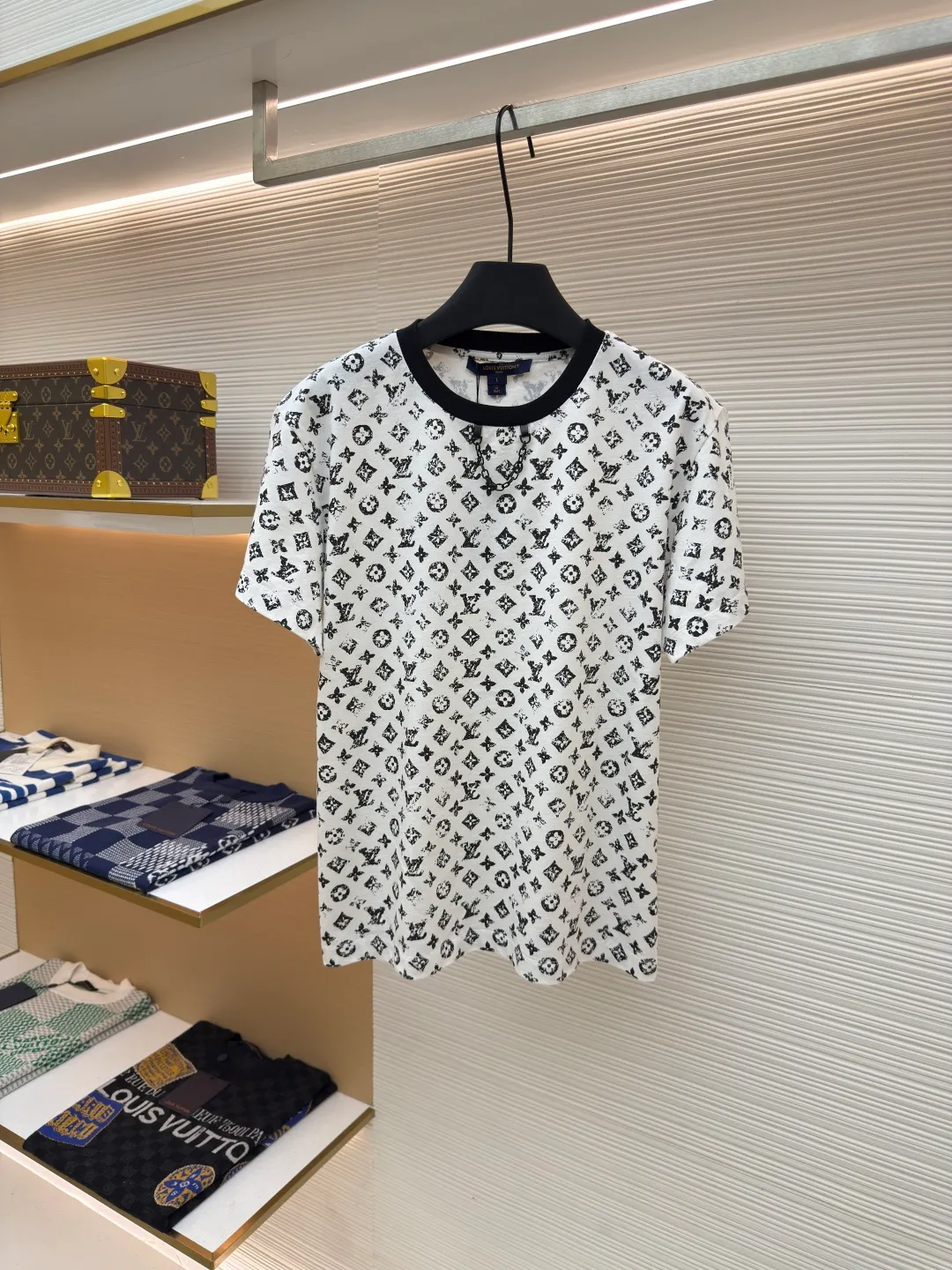 LOUIS VUITTON full printed logo short sleeves [women's clothing] ●Item number: 1680361-A15 ●Fabric: pure cotton fabric ●Technology: printing production ●Version: fitted version ●Weight: about 210 grams ●Size: S-M-L ●Description: 25 spring and summer new short sleeves 8900 purchased Zp dismantling and making, custom-woven and dyed Peruvian ROW imperial fabric. It truly uses 100% pure cotton yarn to weave and ship the fabric according to the version. You can zoom in on the process to see the details, except that the restoration degree is close to 98 or above. The workmanship is also invincible. It is truly restored and you can just buy it with your eyes closed. The overall wiring is straight and delicate, the fabric is comfortable and soft, and the color is consistent without color difference. It can be matched with the same style to create a fashionable look and control various occasions. Customized accessories, complete with three standards, same style for men and women!